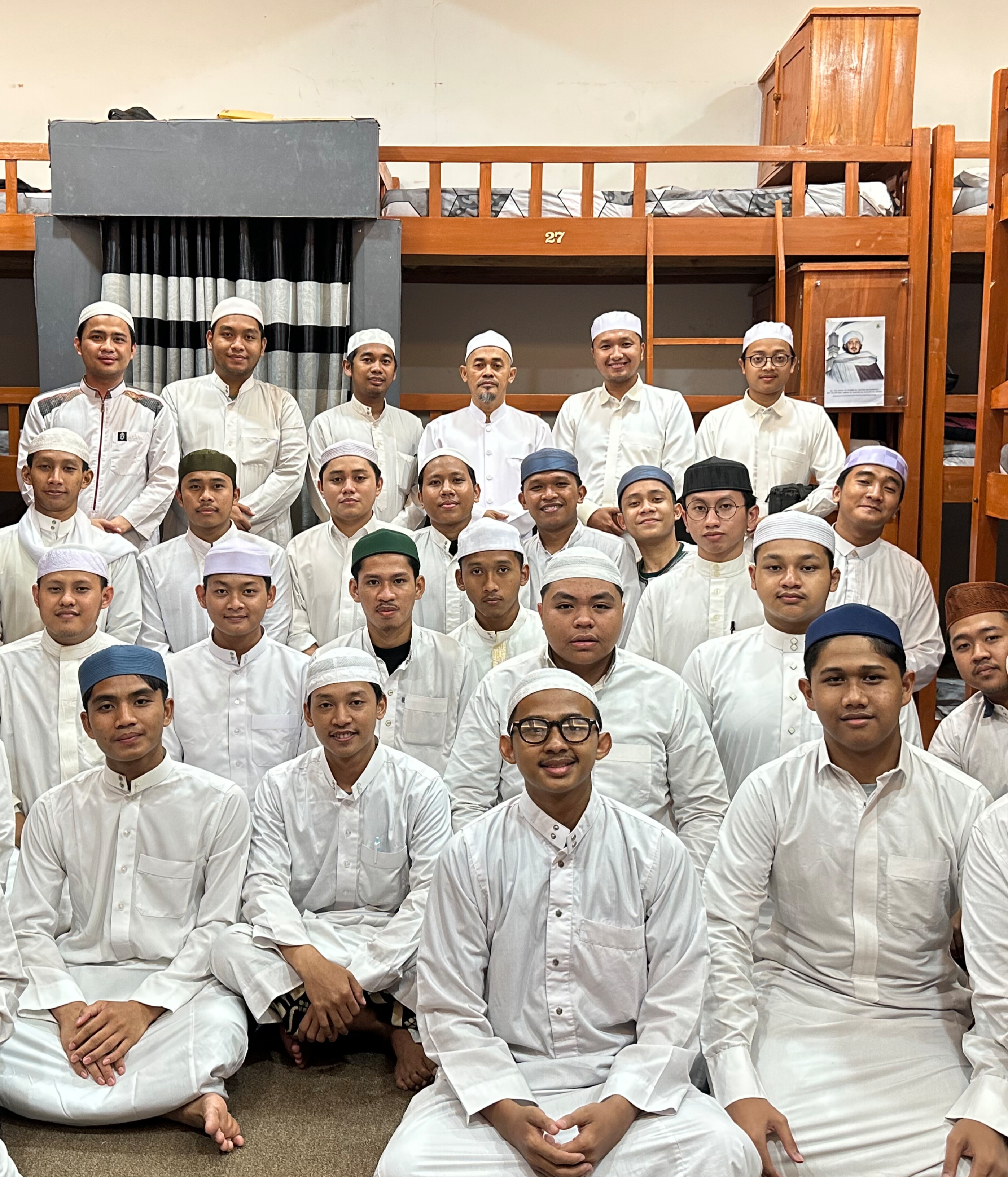 Al Ustadz Hasan Basri Sambangi Kamar 17 Dalwa, Santri Makin Termotivasi Berbahasa Arab