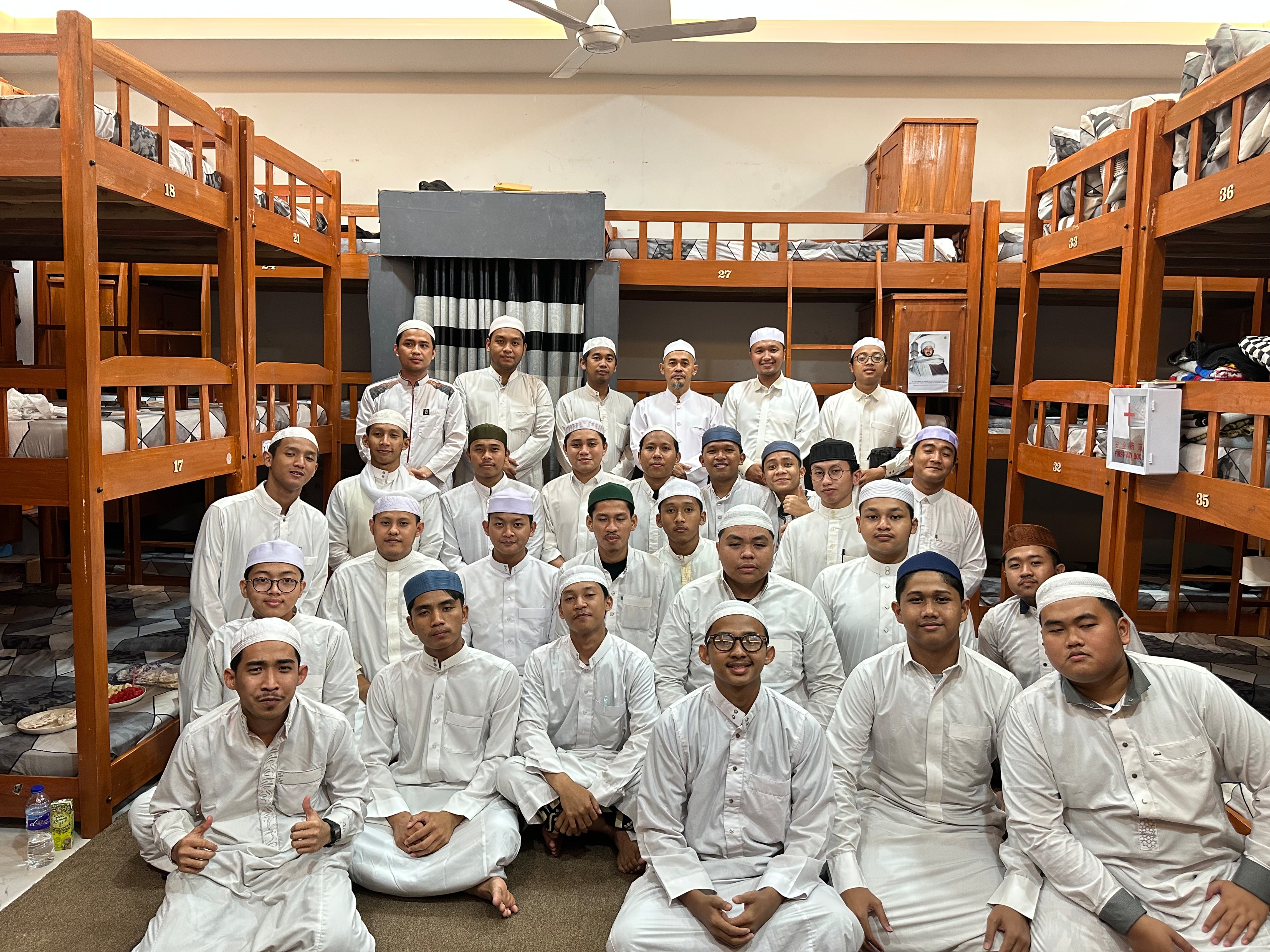 Al Ustadz Hasan Basri Sambangi Kamar 17 Dalwa, Santri Makin Termotivasi Berbahasa Arab