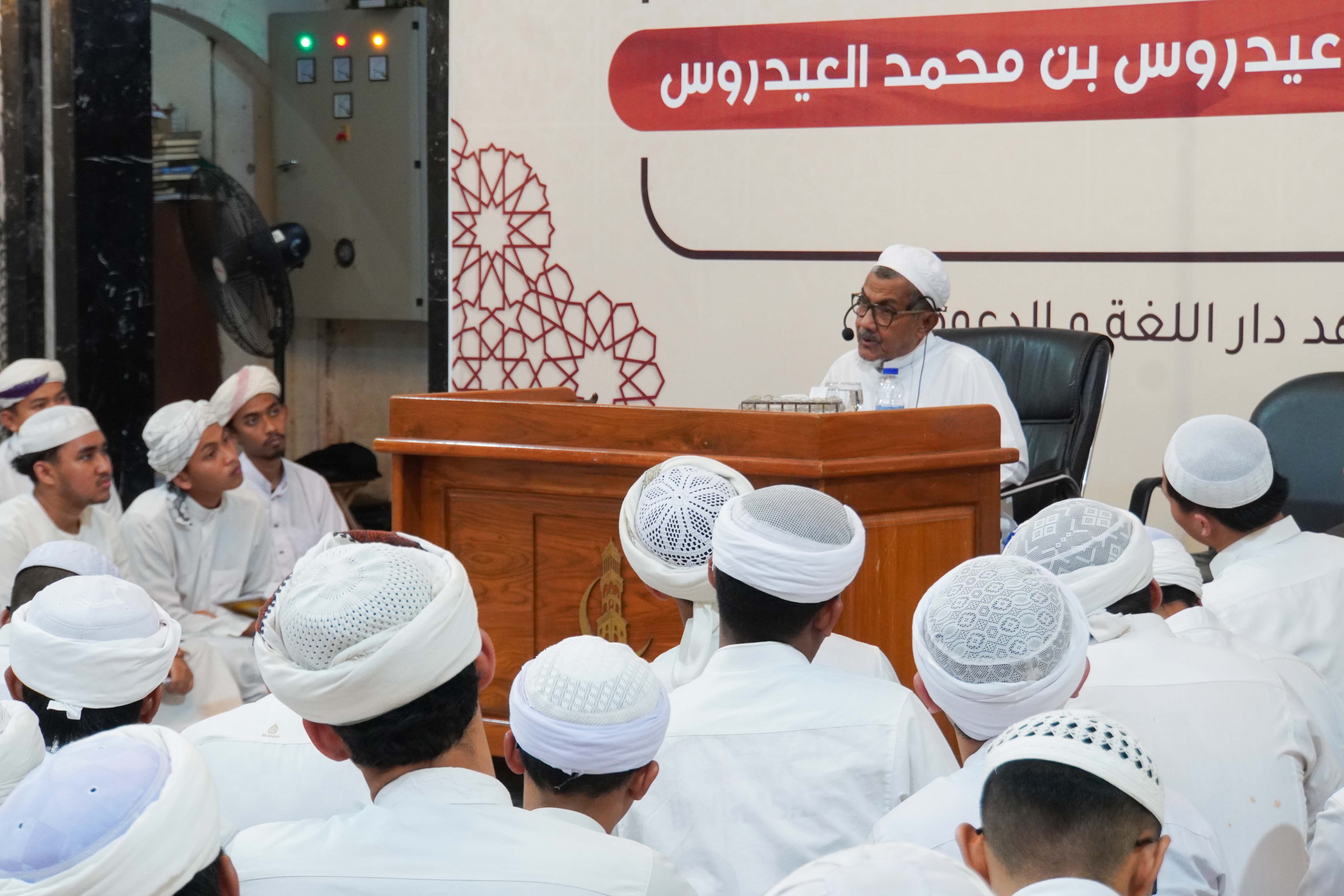 Sambut Hangat Syeikh Habib Idrus Alaydrus, Santri Dalwa Pusat Khusyuk Ikuti Kajian Kitab Nukhbatul Fikar