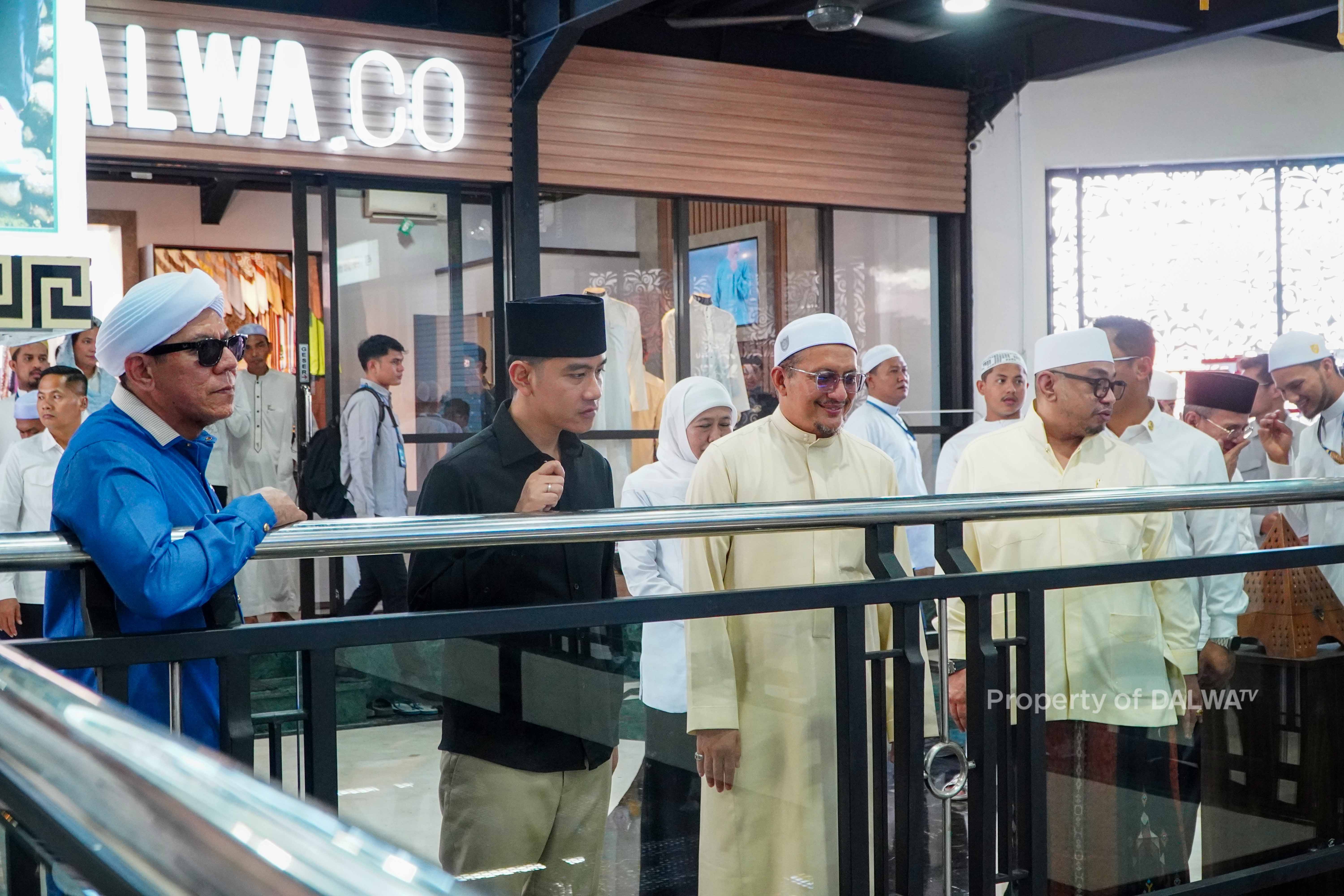 Ada Mal di Dalam Pesantren! Begini Momen Wapres Gibran Susuri Dalwa Mall Bareng Pengasuh Pondok