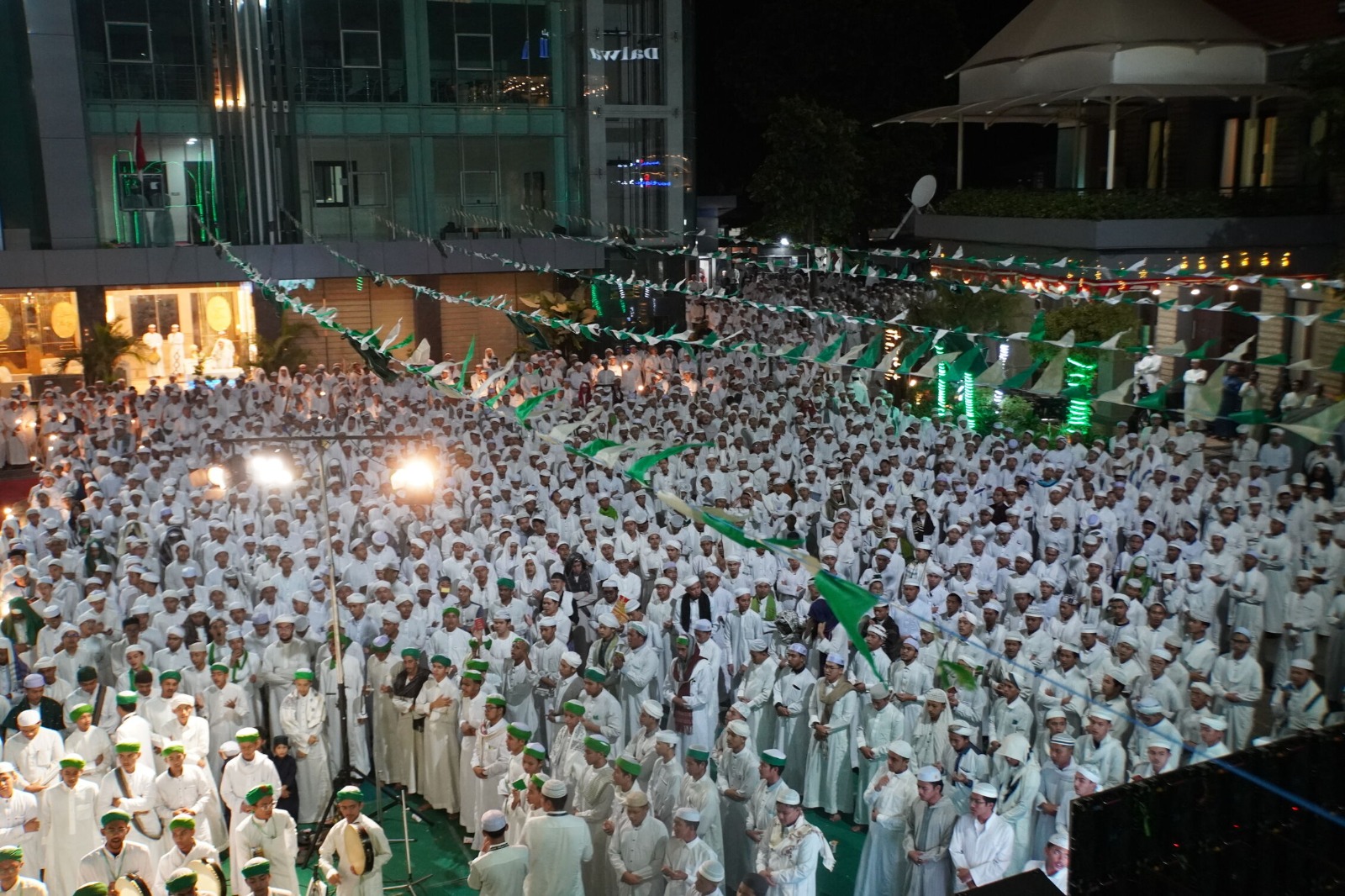 Malam Cinta Rasul di Dalwa : Santri Larut Dalam Tangis Rindu