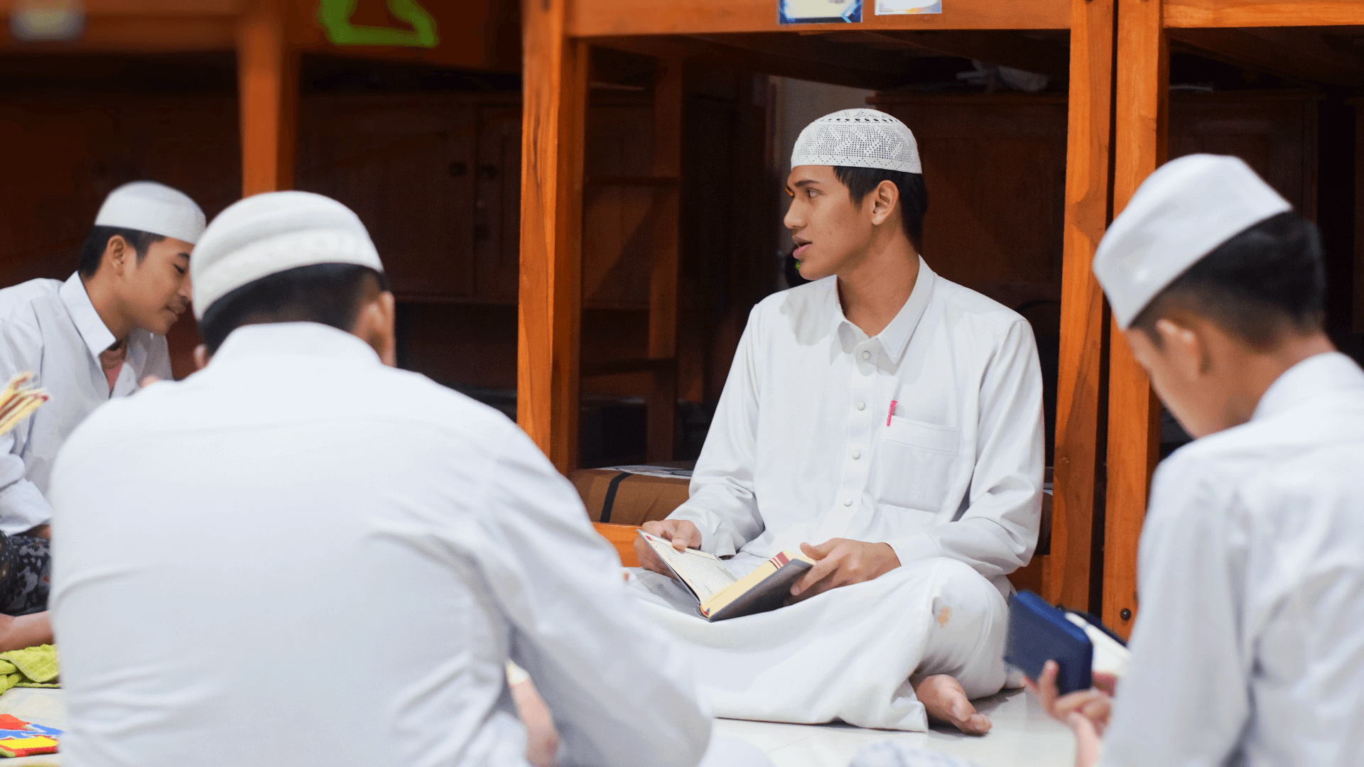 Melatih Disiplin Berbahasa: Muhawaroh Menjadi Upaya DALWA Cetak Santri Fasih Bahasa Arab