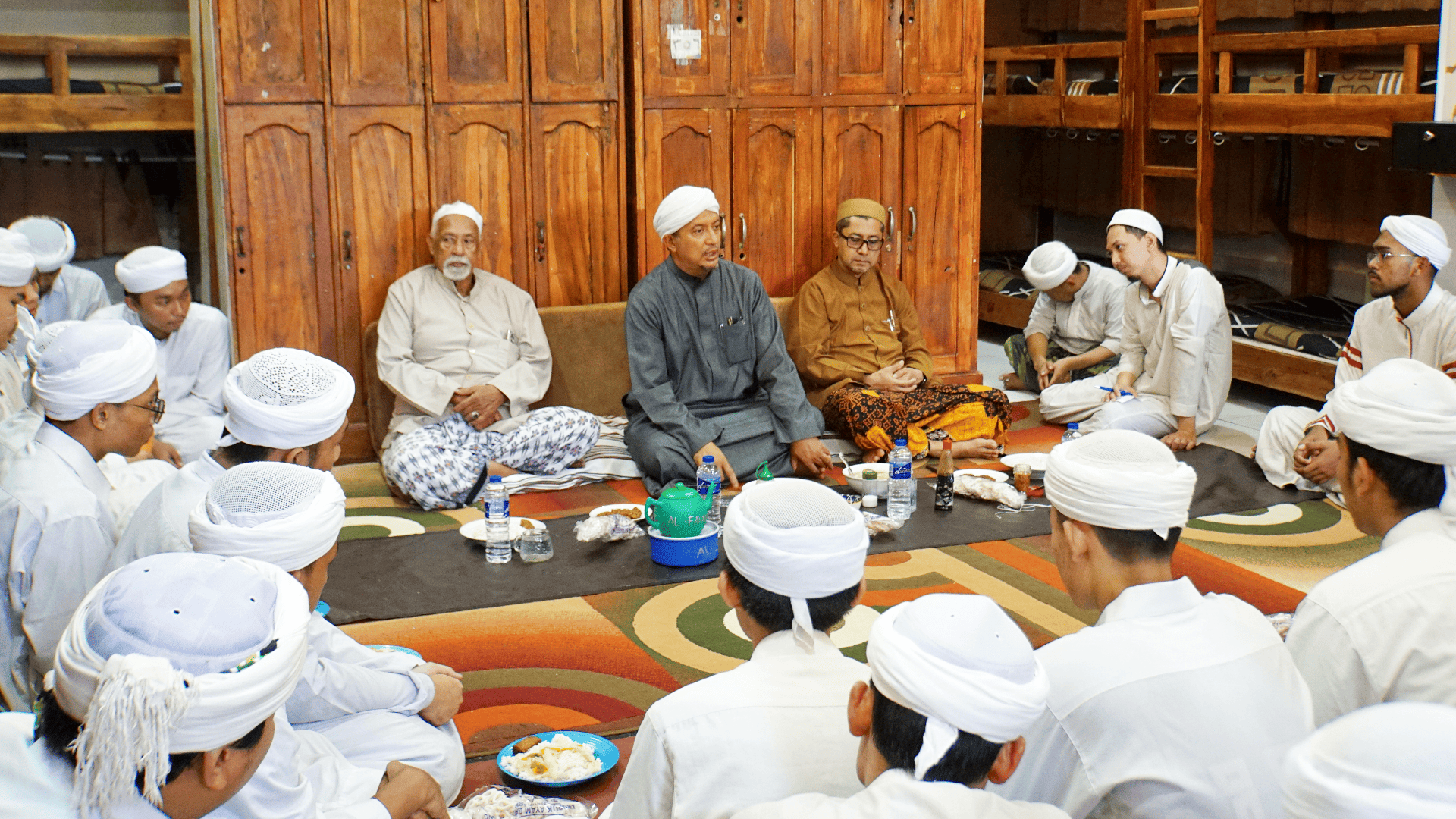 Kamar 40 Terpilih sebagai Kamar Terbaik, Abuya Zain Beri Apresiasi Melalui Makan Siang Bersama Santri