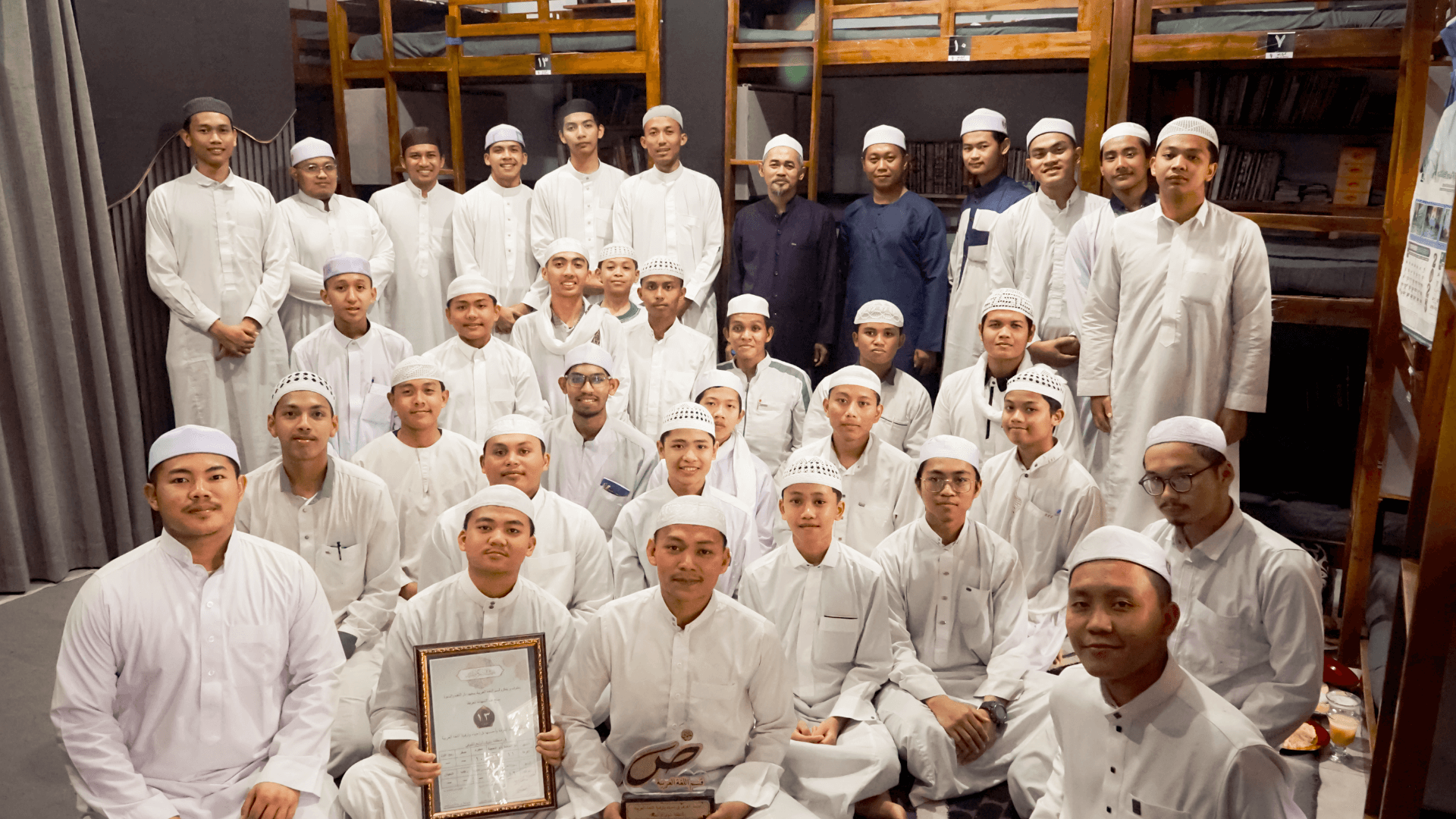Kamar 13 D4 Rayakan Prestasi dengan Makan Berjamaah Bersama Ust. Hasan Bashri