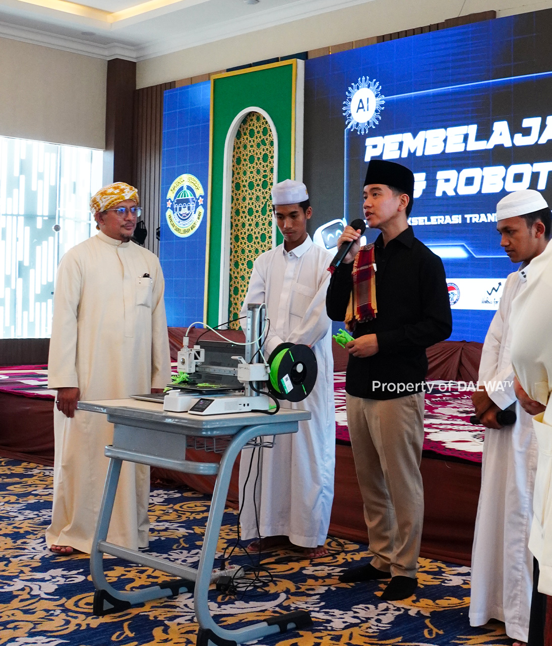 Canggih! Santri Ponpes Dalwa Pamer Skill Robotik dan AI di Depan Wapres Gibran, Berujung Hadiah Sepeda!