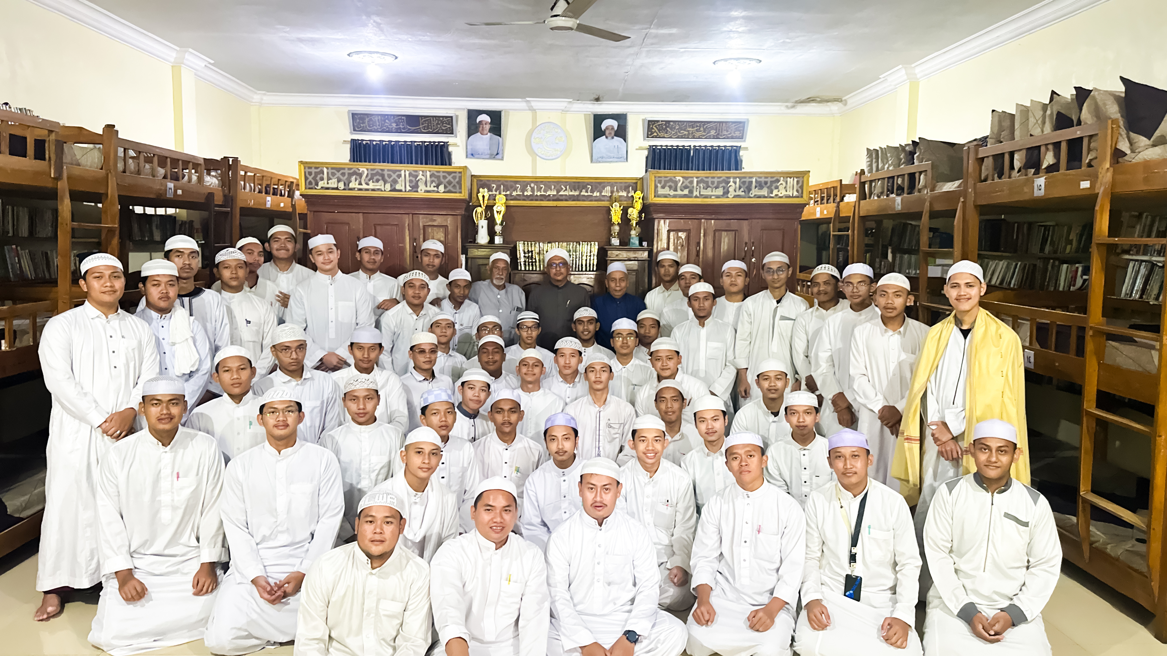 Abuya Habib Zein Baharun Beri Nasihat Akhlak Saat Makan Siang Bersama Santri Kamar 4 Dalwa Pusat