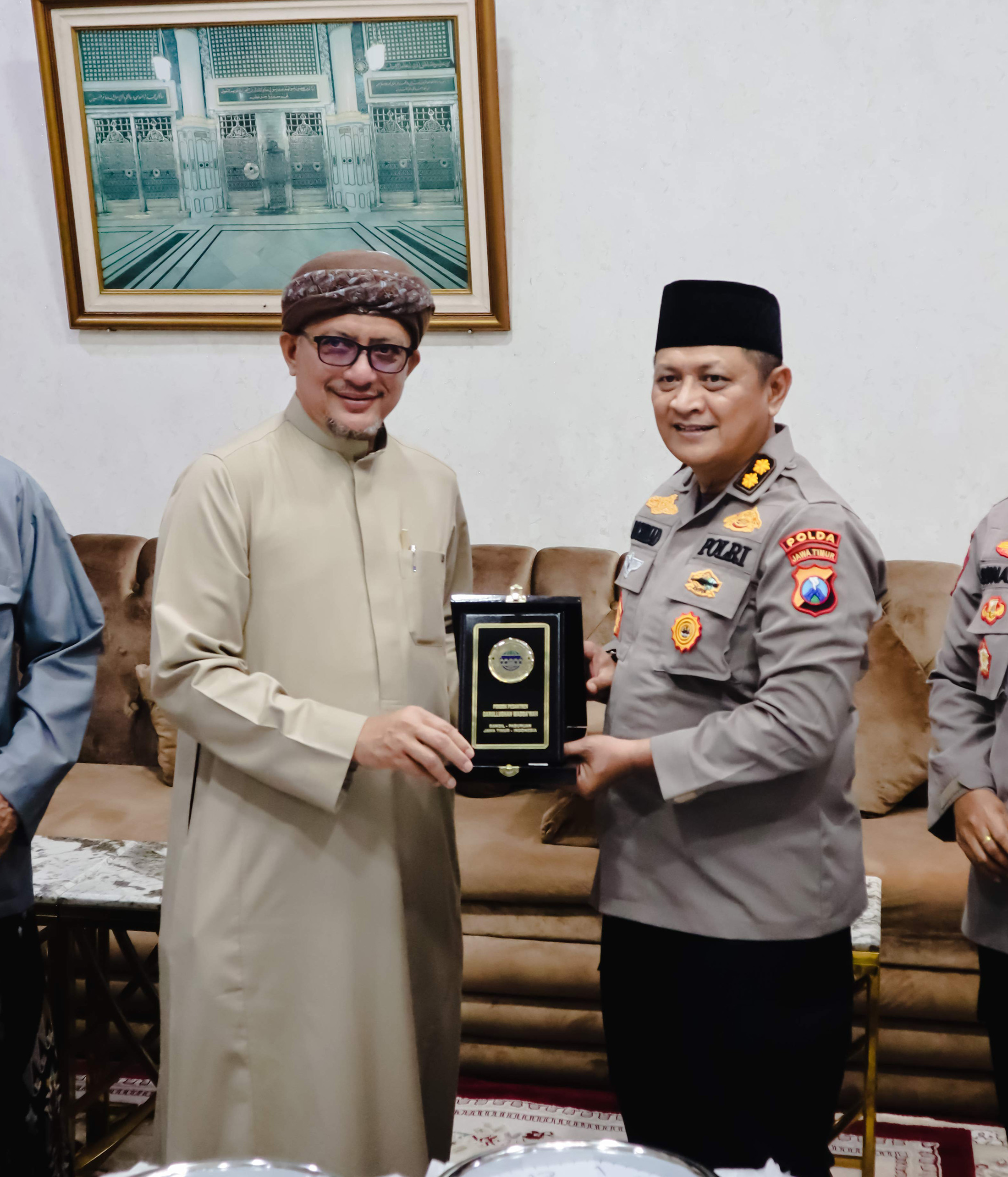 Silaturahmi Polda Jatim dengan Pondok Dalwa Berlangsung Hangat di Masjid Baitul Ghoffar